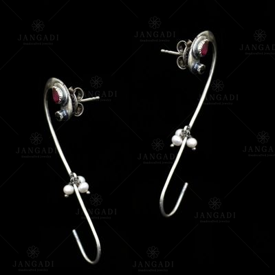 OXIDIZED SILVER RED AND GREEN CORUNDUM WITH PEARL BEADS EAR CUFF
