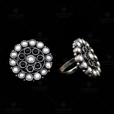 OXIDIZED SILVER GREEN CORUNDUM AND PEARL BEADS TOE RINGS